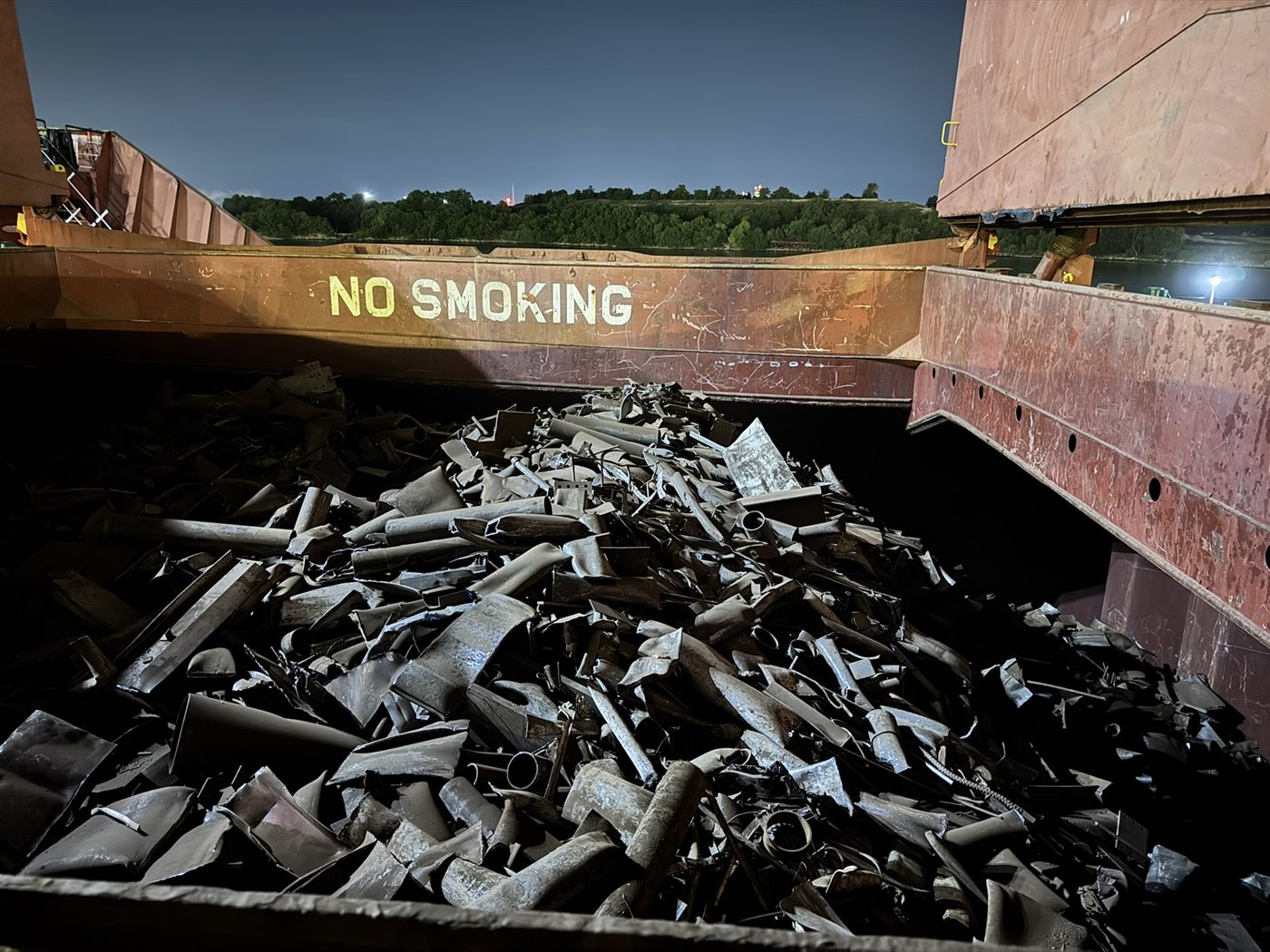 Ferrous scrap loaded in a bulk vessel hold